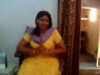 Indian Sex Video Of An Indian Aunty Showing Her Big Boobs-rawasex.com